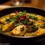 Hühnchenstücke in cremiger grüner Sauce in einer Pfanne