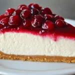 Ein perfektes Stück ungebackener Käsekuchen auf einem Teller
