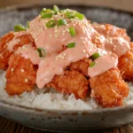 Teller mit knusprigem Yum Yum Chicken und Sauce